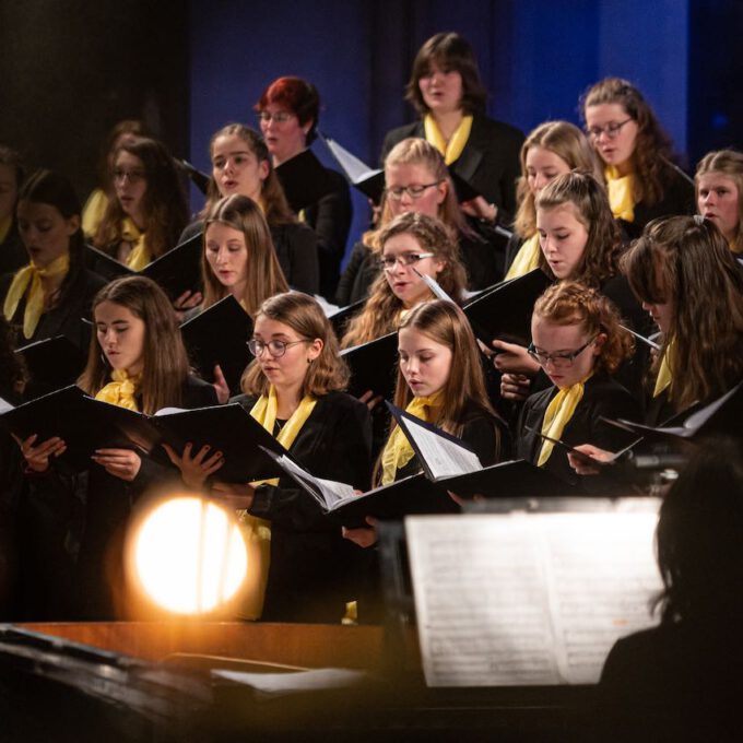 Traditionelles Weihnachtsliedersingen von Mädchen- und Frauenchor in der stimmungsvoll erleuchteten Leipziger Peterskirche