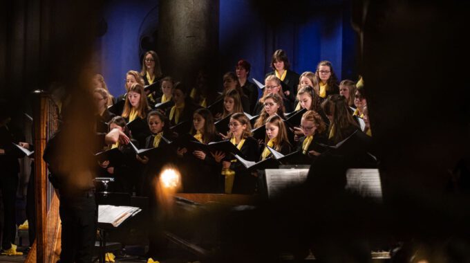 Traditionelles Weihnachtsliedersingen von Mädchen- und Frauenchor in der stimmungsvoll erleuchteten Leipziger Peterskirche