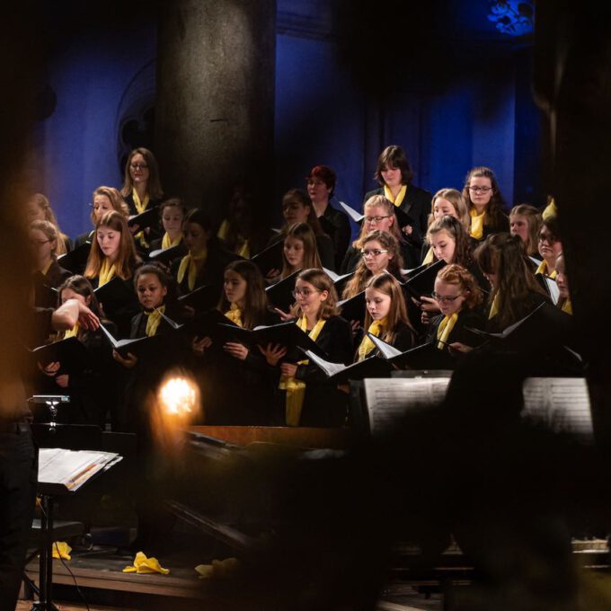 Traditionelles Weihnachtsliedersingen von Mädchen- und Frauenchor in der stimmungsvoll erleuchteten Leipziger Peterskirche