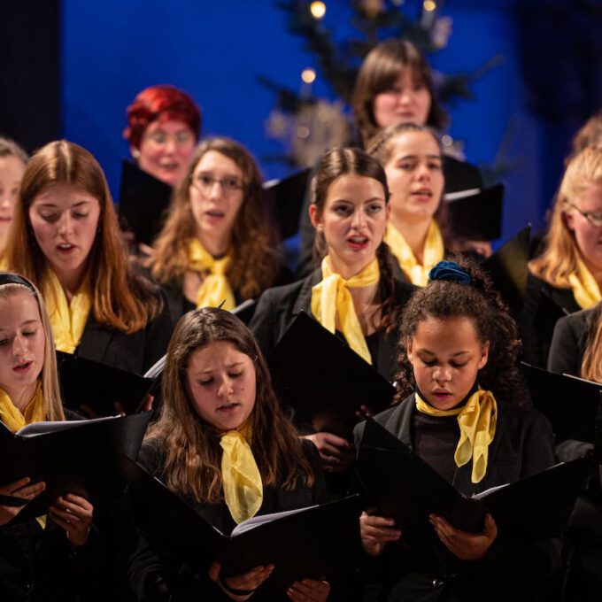 Traditionelles Weihnachtsliedersingen von Mädchen- und Frauenchor in der stimmungsvoll erleuchteten Leipziger Peterskirche