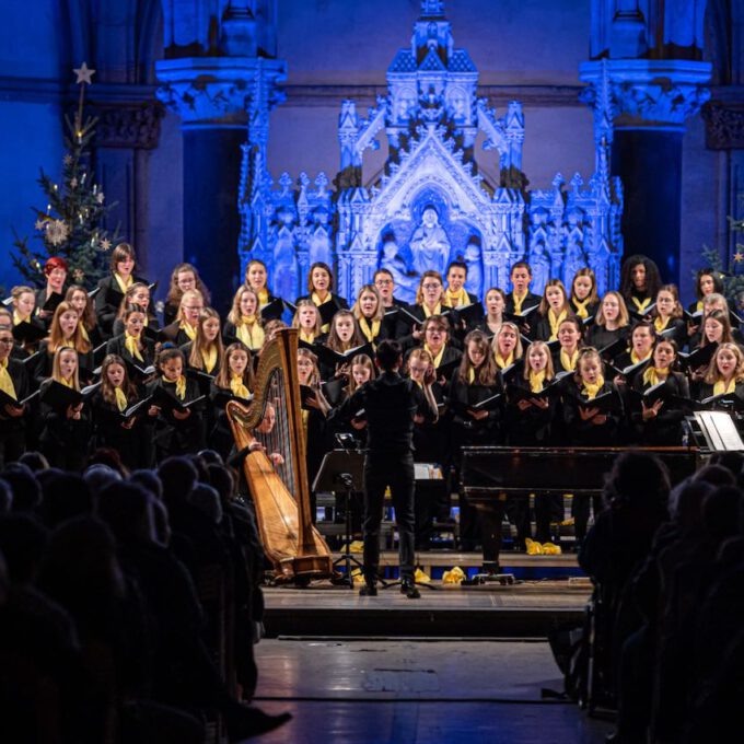 Traditionelles Weihnachtsliedersingen von Mädchen- und Frauenchor in der stimmungsvoll erleuchteten Leipziger Peterskirche