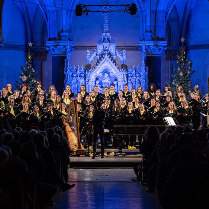 Traditionelles Weihnachtsliedersingen von Mädchen- und Frauenchor in der stimmungsvoll erleuchteten Leipziger Peterskirche