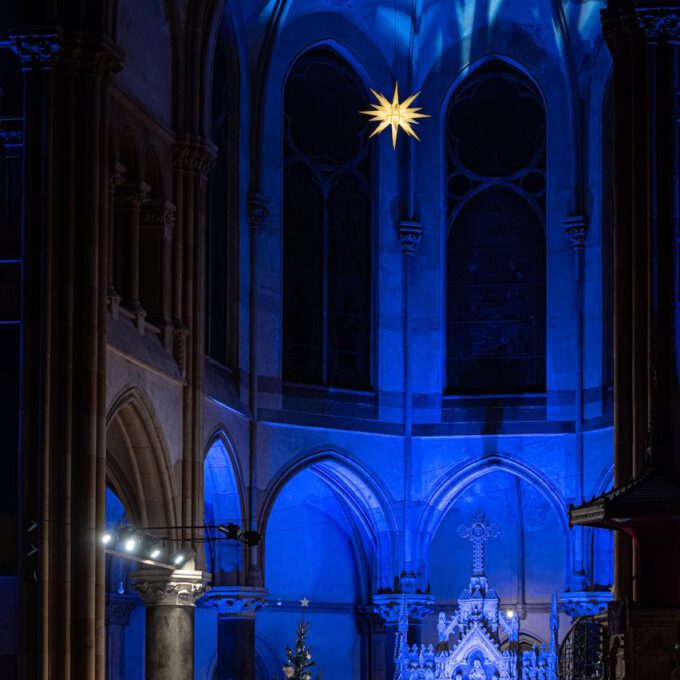 Traditionelles Weihnachtsliedersingen von Mädchen- und Frauenchor in der stimmungsvoll erleuchteten Leipziger Peterskirche