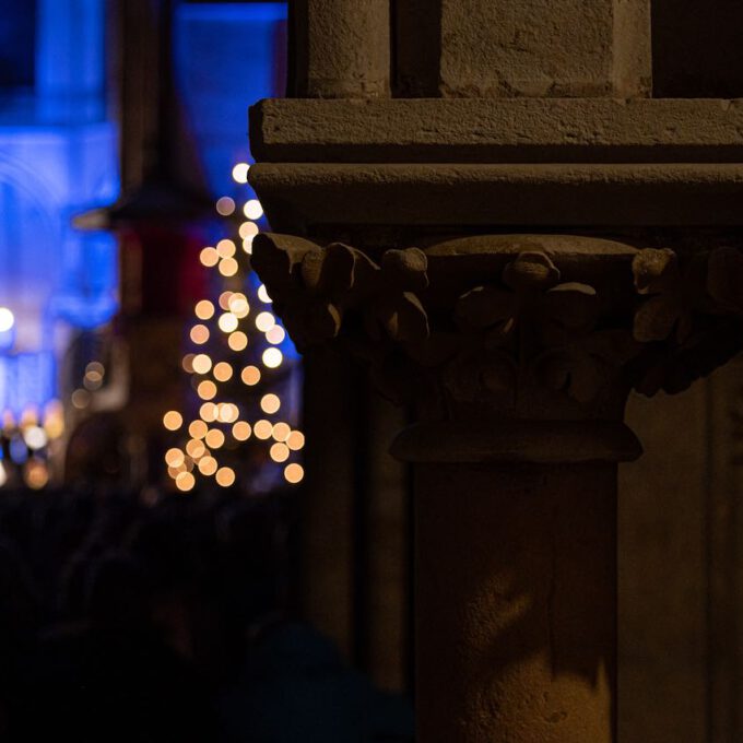 Traditionelles Weihnachtsliedersingen Von Mädchen- Und Frauenchor In Der Stimmungsvoll Erleuchteten Leipziger Peterskirche