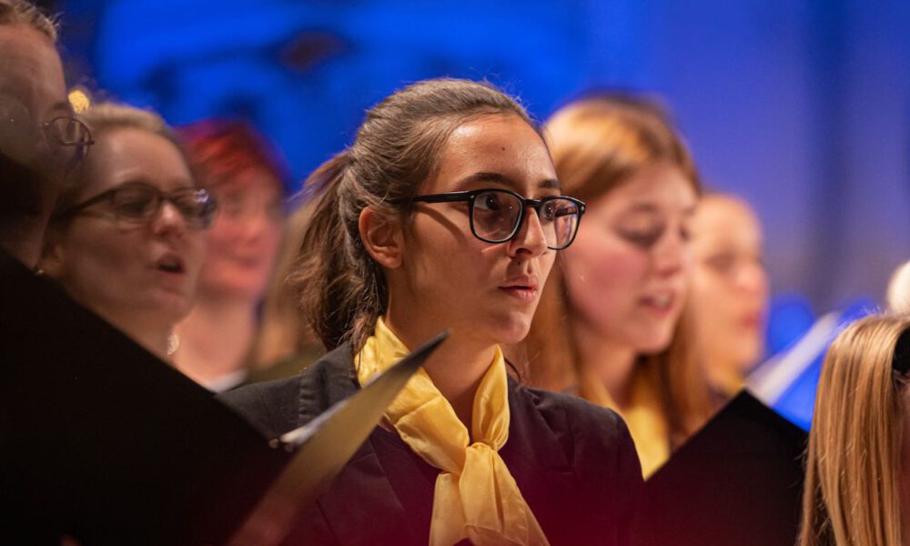 Traditionelles Weihnachtsliedersingen von Mädchen- und Frauenchor in der stimmungsvoll erleuchteten Leipziger Peterskirche