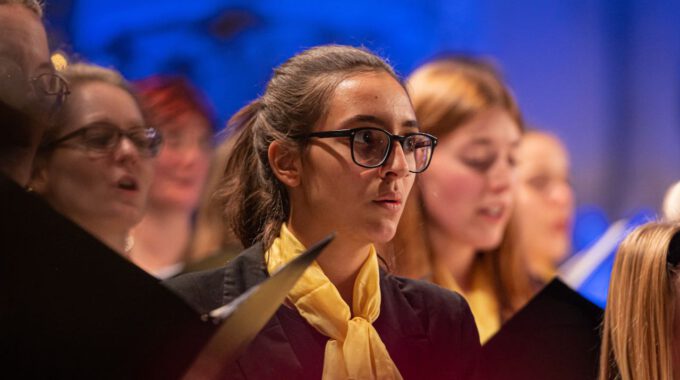 Traditionelles Weihnachtsliedersingen Von Mädchen- Und Frauenchor In Der Stimmungsvoll Erleuchteten Leipziger Peterskirche