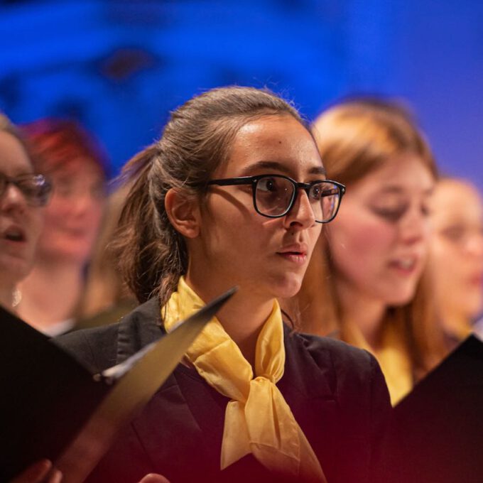 Traditionelles Weihnachtsliedersingen von Mädchen- und Frauenchor in der stimmungsvoll erleuchteten Leipziger Peterskirche