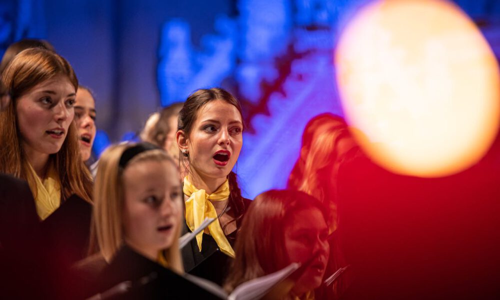 Traditionelles Weihnachtsliedersingen von Mädchen- und Frauenchor in der stimmungsvoll erleuchteten Leipziger Peterskirche