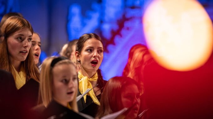 Traditionelles Weihnachtsliedersingen von Mädchen- und Frauenchor in der stimmungsvoll erleuchteten Leipziger Peterskirche