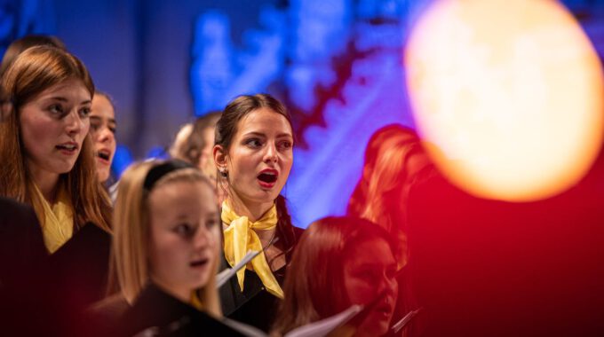 Traditionelles Weihnachtsliedersingen Von Mädchen- Und Frauenchor In Der Stimmungsvoll Erleuchteten Leipziger Peterskirche