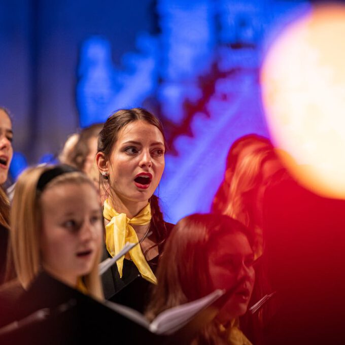 Traditionelles Weihnachtsliedersingen von Mädchen- und Frauenchor in der stimmungsvoll erleuchteten Leipziger Peterskirche