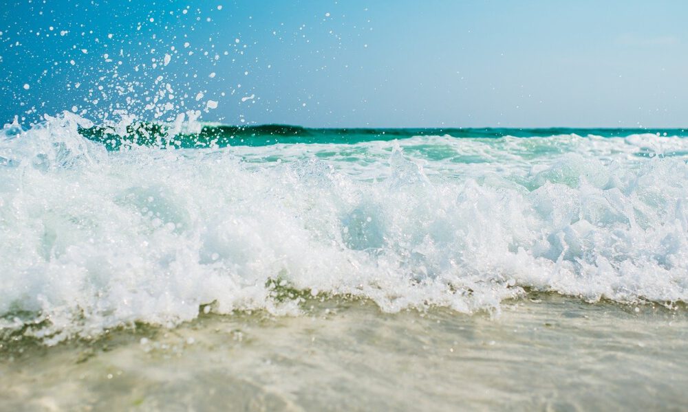Wellen brechen am Strand
