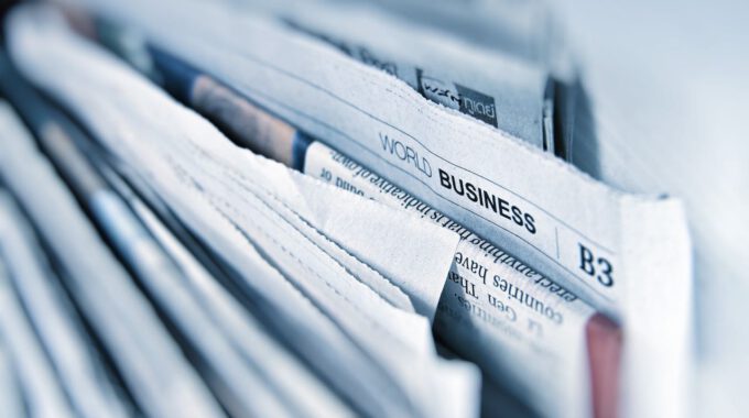 Zeitungsseiten in einem Kiosk