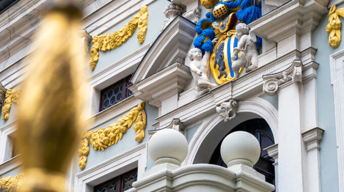 Alte Handelsbörse Wappen mit berockem Stuckwerk