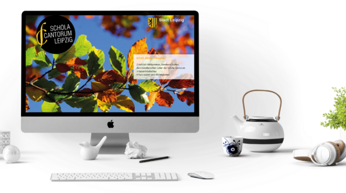 weißer Computerbildschirm mit sonnig, buntem Herbstbild