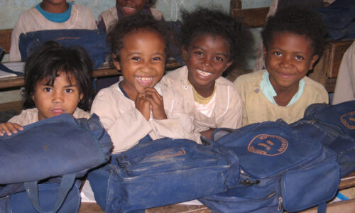 Afrikanische Kinder, Die Sich Freuen In Der Schule Zu Sein