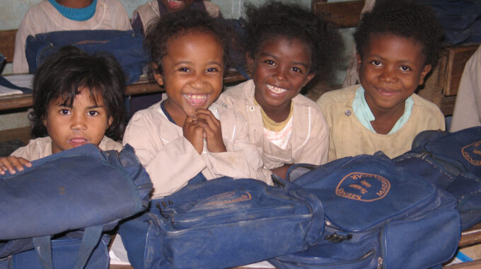 Afrikanische Kinder, Die Sich Freuen In Der Schule Zu Sein
