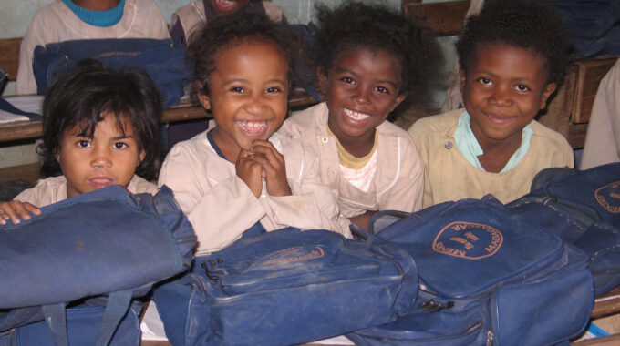 afrikanische Kinder, die sich freuen in der Schule zu sein