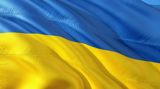 Blau-Gelbe Flagge im bewegtem Wind