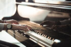 Frau spielt Piano