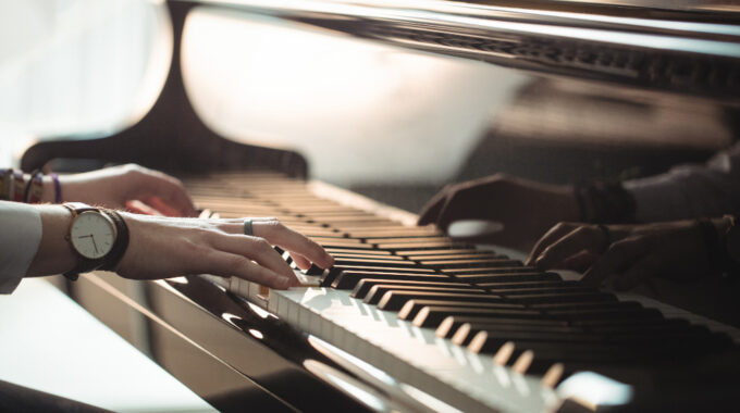 Frau spielt Piano