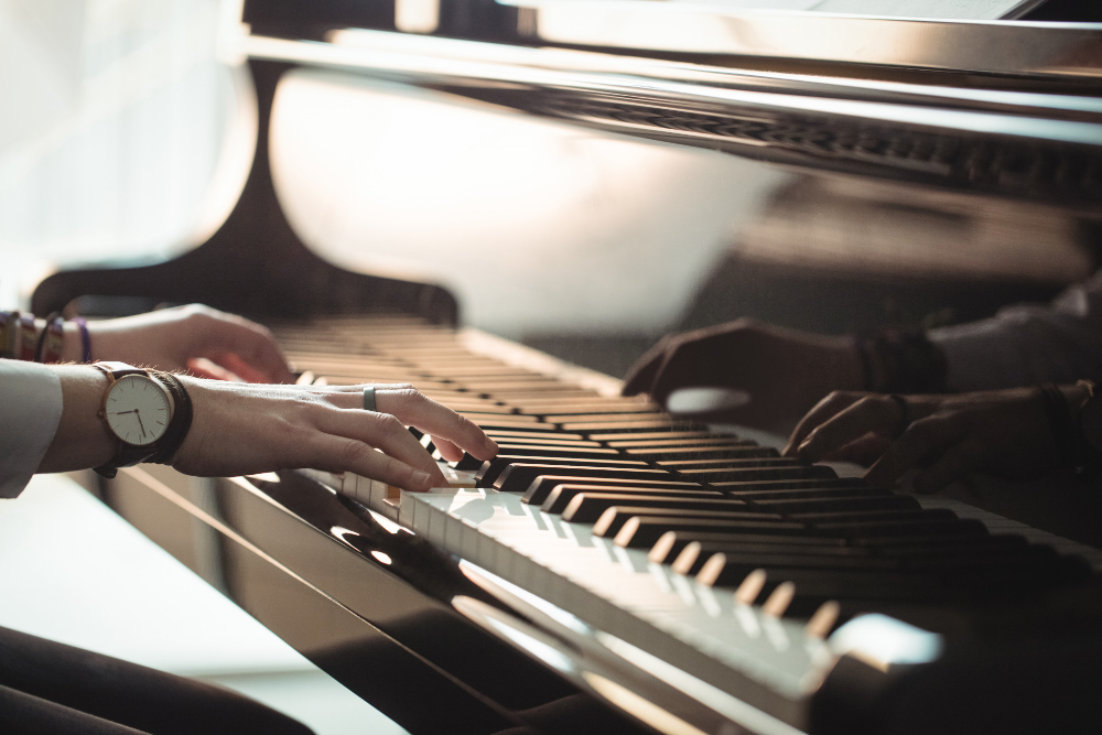 Frau spielt Piano